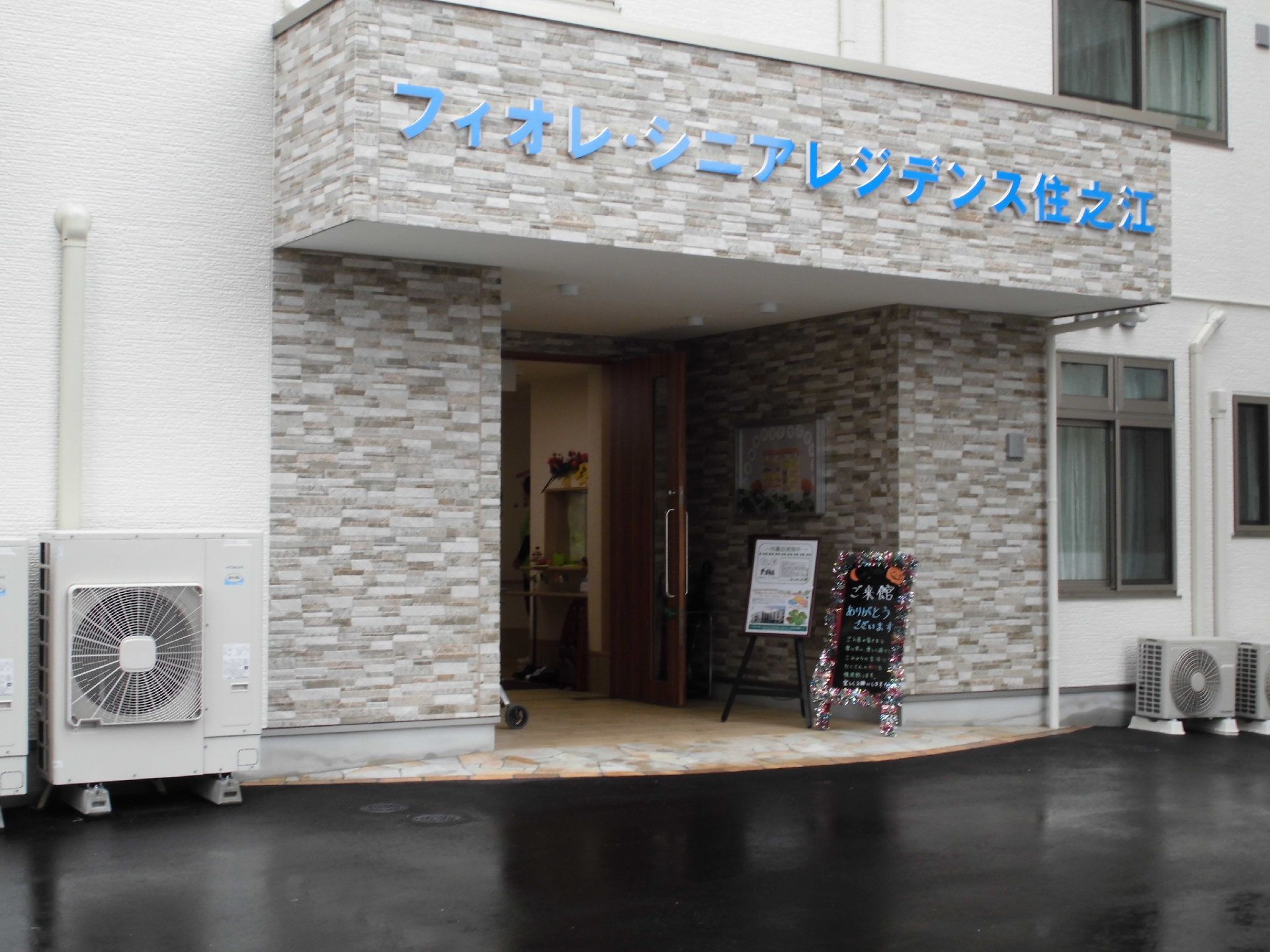 玄関の出入り口付近は屋根になる部分があり、天候の悪い日でも外出時は車の乗り降りが雨に濡れずに行える。