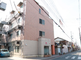 静かな住宅街に位置する施設外観