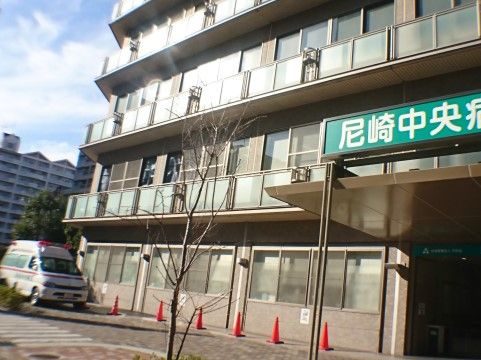 施設から歩いて行くことができる総合病院の外観である。持病の治療や検診、また緊急時にも利用することができる。