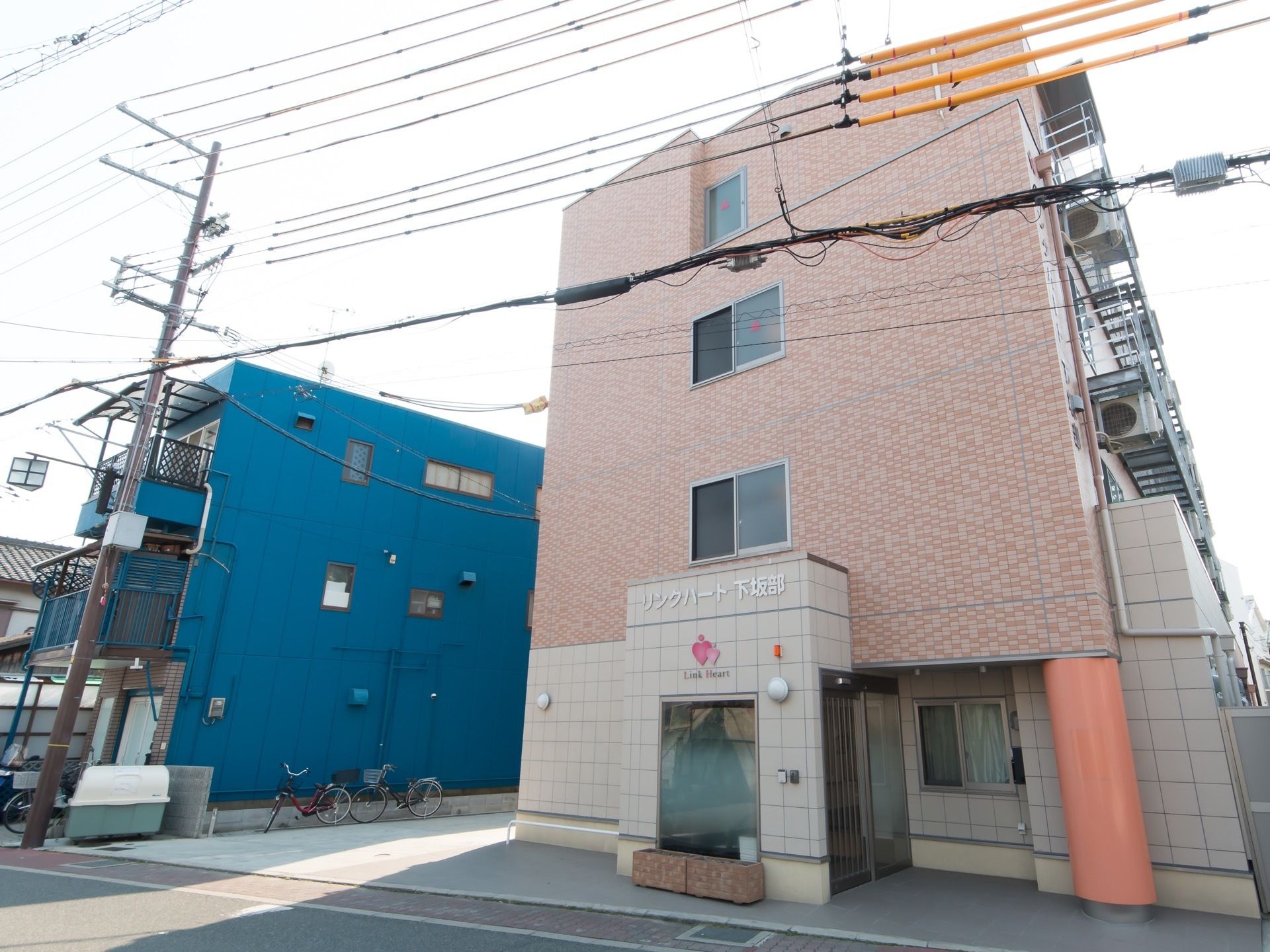 3階建ての施設である。ベージュ系を基調にデザイン違いのタイル張りの外観で、外壁側面には緊急用の避難通路が完備されている。