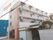 鉄骨造の4階建て施設である。ベージュ系の建物の側面には、各居室の窓や緊急避難用の通路が完備されている。