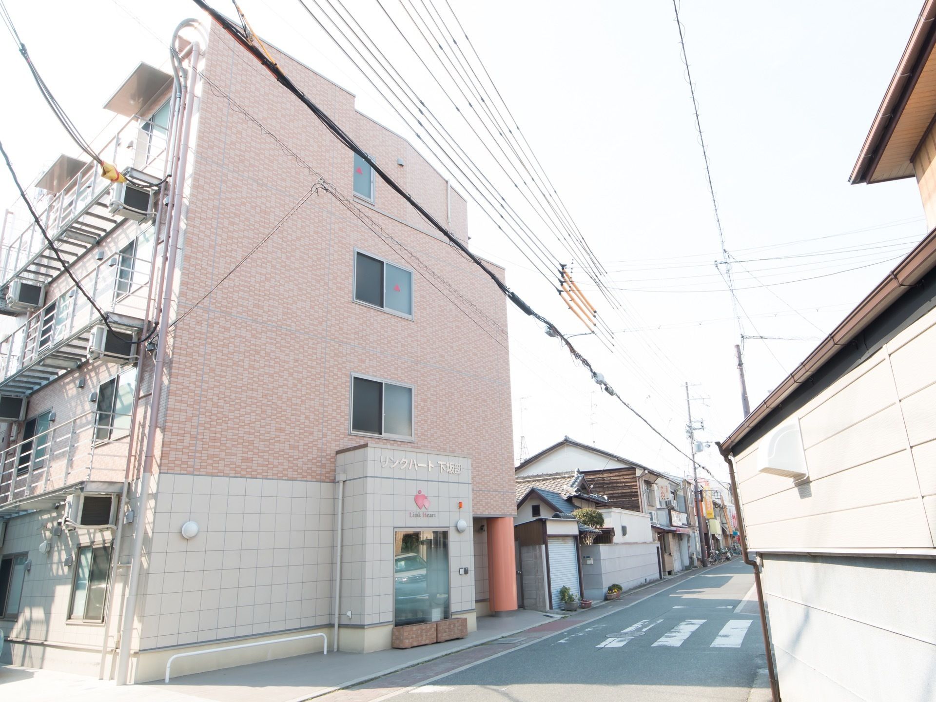 施設周囲には、大型スーパーや商店街、郵便局が所在しており、利便性良く暮らしやすい地域に立地している。