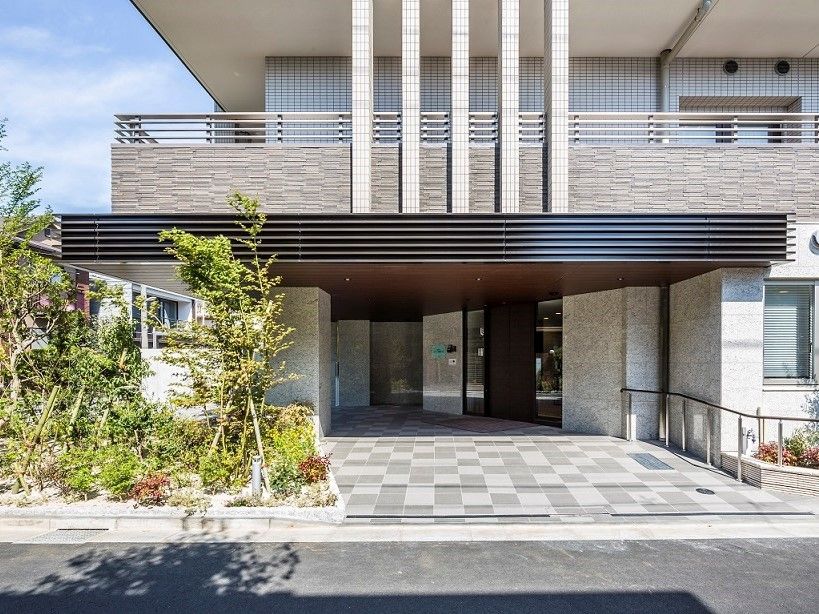 マンションのエントランスのような施設の入口は、段差のない緩やかなスロープになっているので、車椅子をご利用の方も通行しやすい。