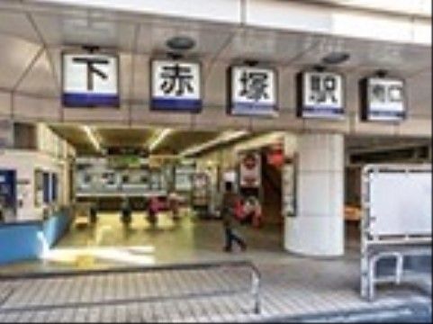 施設には、公共交通機関でもアクセルが可能である。駅周辺には飲食店や量販店などが並んでいるので、買い物にも便利である。