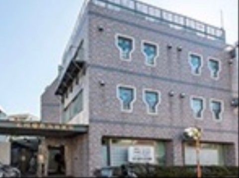 施設の近くには、病院がある。落ち着いた茶色の3階建ての外観である。診察のほか、リハビリのアドバイスなどを受けることができる。