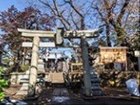 自然に囲まれた神社が、施設近くにある。古くからある由緒正しい神社なので、近隣の方からも愛されている。