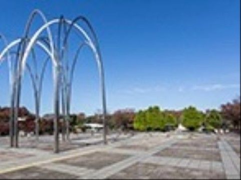 金属製のモニュメントが特徴の公園。緑が多いので、平日は散歩やジョギングを楽しむ人が多い。週末は、ピクニックをする家族連れをよく見かける。