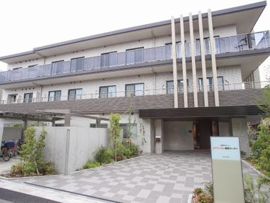 3階建のモダンな建物。エントランスまでは平面状なので車いすや杖をつきながらの移動が楽。そばに自転車置場がある。
