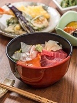お食事の献立の例。季節の魚を使った海鮮丼と旬の野菜を使った料理３品である。見た目だけでなく、栄養バランスも計算されている。