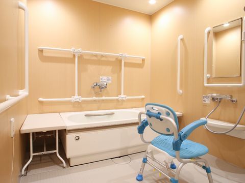 茶系統で落ち着きのある最新式のユニットバスを採用。壁と浴槽の隙間を埋めるテーブルや介護用の浴室専用いすも完備。