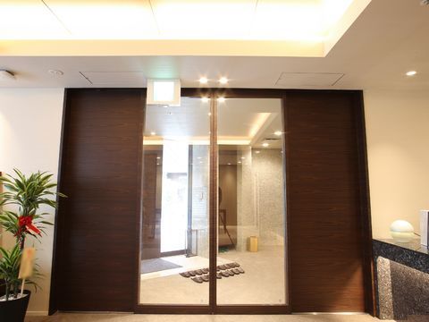 ホテルを思わせるようなゴージャスな雰囲気のエントランスで自動ドアを採用。バリアフリー構造なので安心安全。