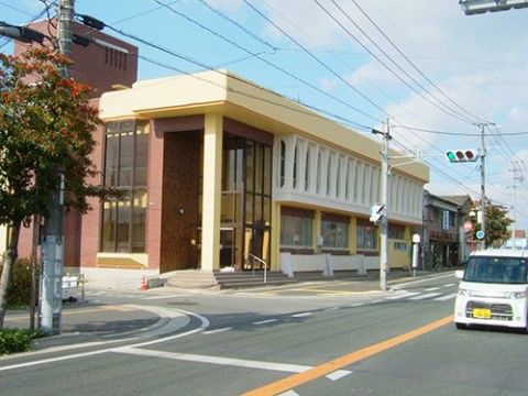 道路沿いに建てられている、クリーム色を基調とした色合いの建物