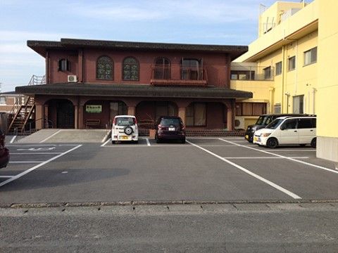 隣接した茶色の建物はデイサービスの施設で駐車場完備