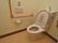 トイレには温水洗浄便座のついた洋式便器を設置している。また壁には手すりがあり、ナースコールを備え付けている。