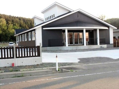 とてもお洒落な外観の施設となっている。段差もなくフラットな設計で、入居者様の負担が少なくて済むように配慮されている。