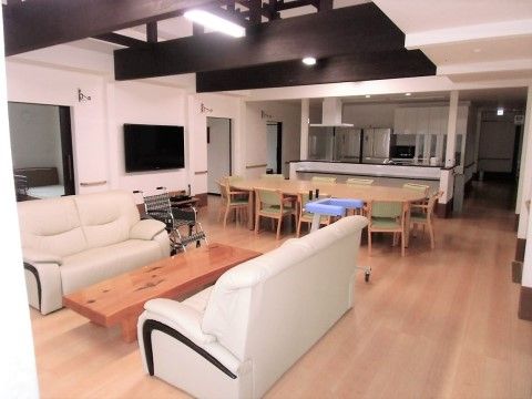 リビングはとても広々としており、入居者様が全員で入れるようになっている。食後はみんなで集う団らんのスペースにもなっている。