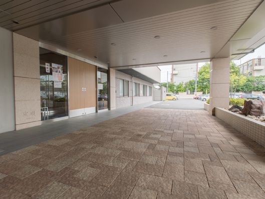 施設・玄関前