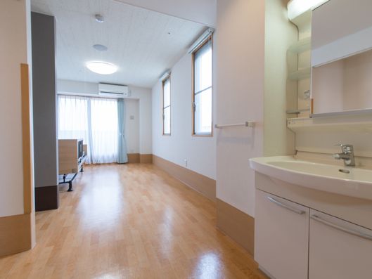 居室入口から見た内部1