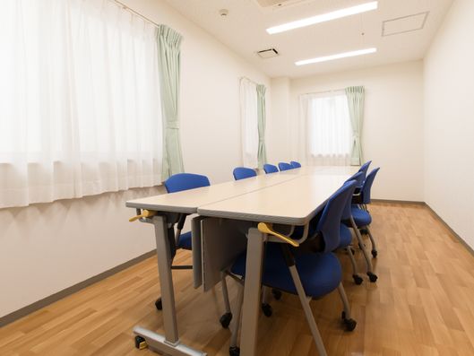 机と椅子のある部屋