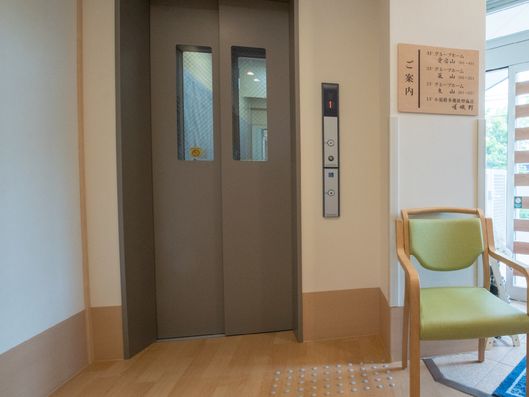 玄関脇のエレベーター