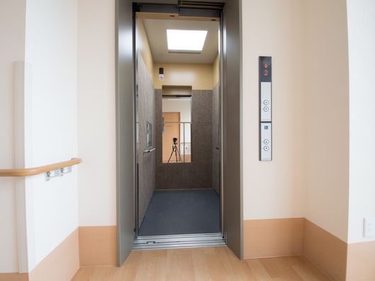 エレベーターの中