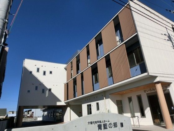 ３階建ての鉄骨造りの施設である。建物の角にモカブラウンの円柱を設け、奥に玄関を備えている。前方に施設名の大きな表札を掲げている。
