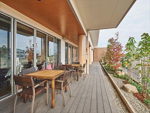 お部屋のガラス戸の外にバルコニーを備えている。外の風景を眺めながらお茶タイムをお楽しみいただけるように、テーブルセットをご用意している。