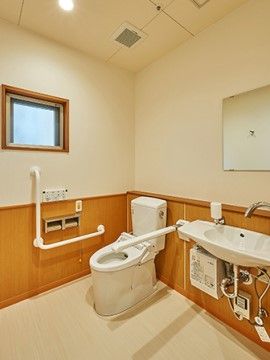 トイレは、車椅子をご利用の方も快適にご使用いただけるように、広々としたスペースを設け、洗面台はフットレスの造りを採用している。
