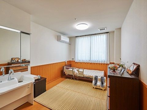 居室はエアコンや洗面台を完備し、快適にお過ごしいただける設備を整えている。お好みの家具などの持ち込みも自由に行えるスペースを確保している。