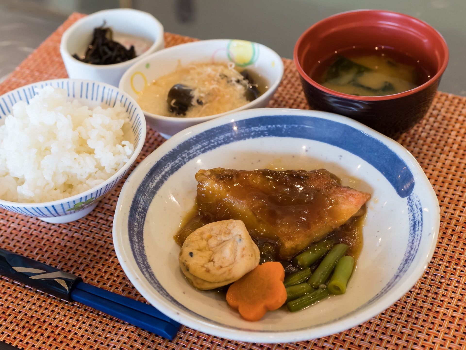 食事は一汁三菜で、栄養のバランスや彩りを考えて調理されている。陶器の食器がきちんと使われていて、家庭的な雰囲気。