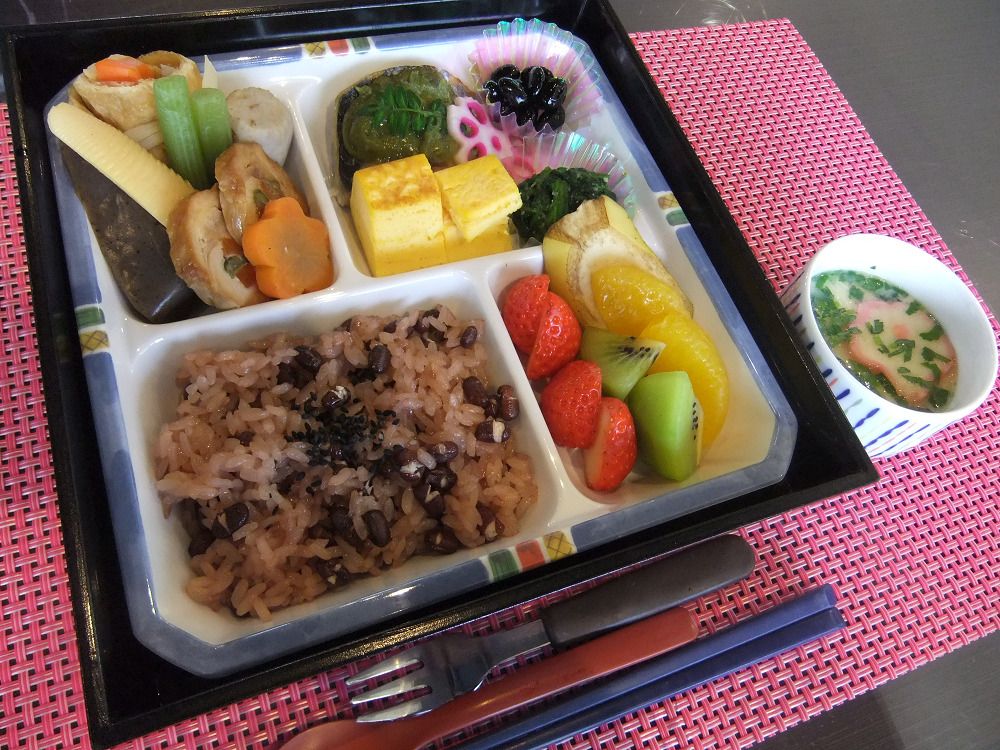 赤飯や色とりどりのおかず、フルーツもついた御膳