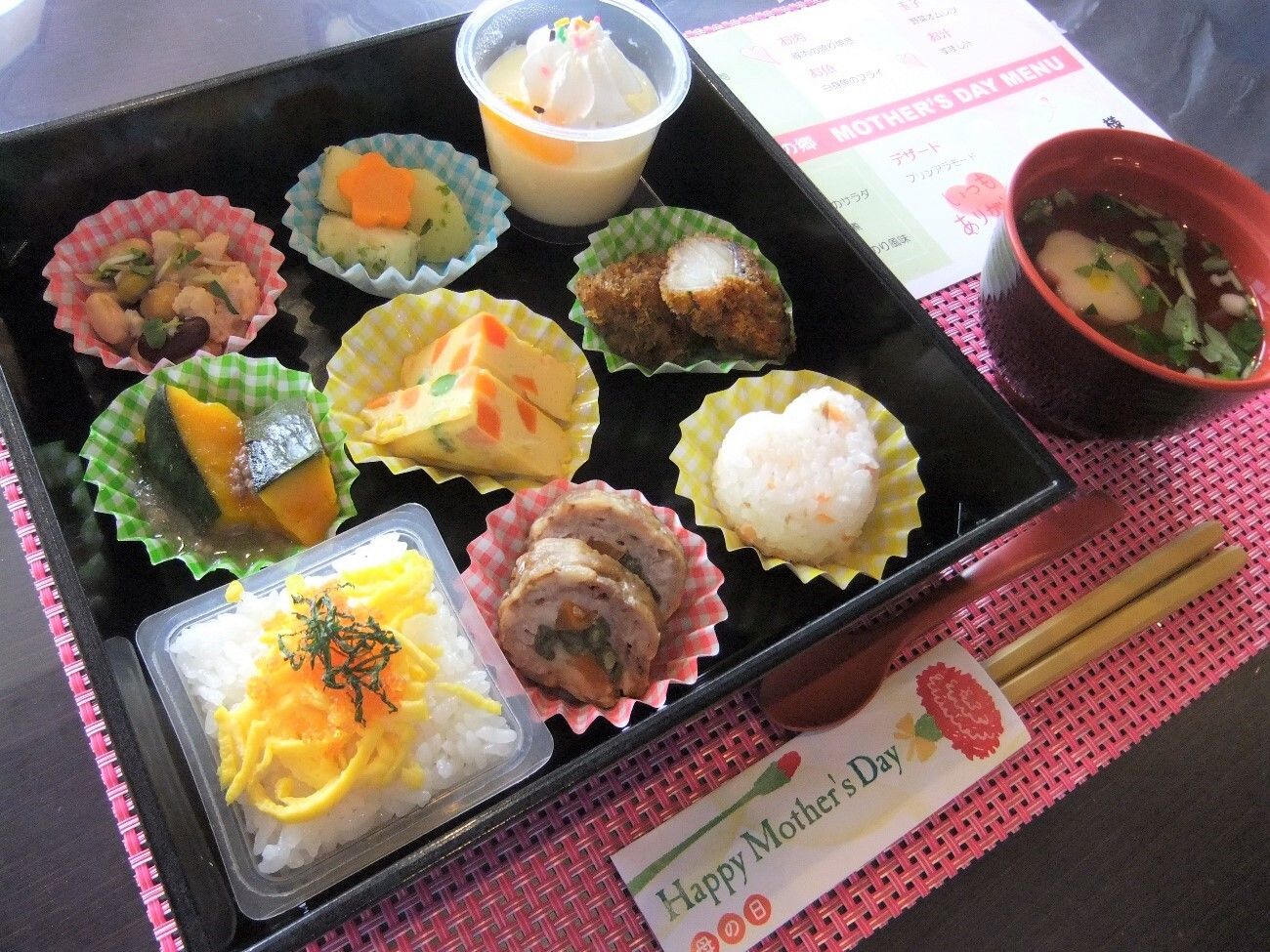 食べやすい小さめのおかずがたくさん入ったお重。見た目も華やかで盛り付けにもこだわっている