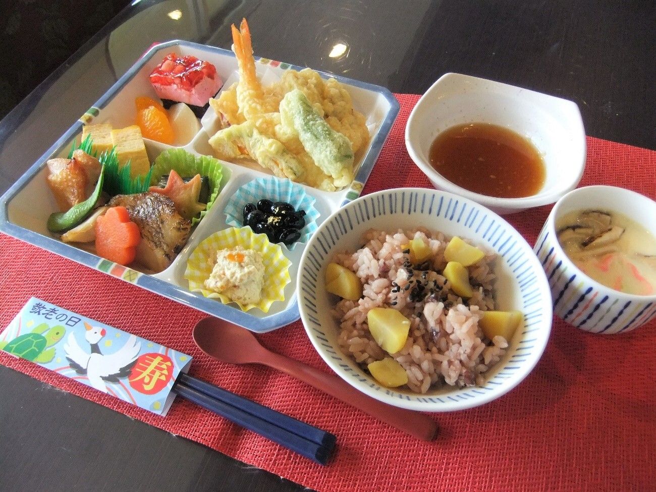 敬老の日のために準備されている、盛りだくさんな食事