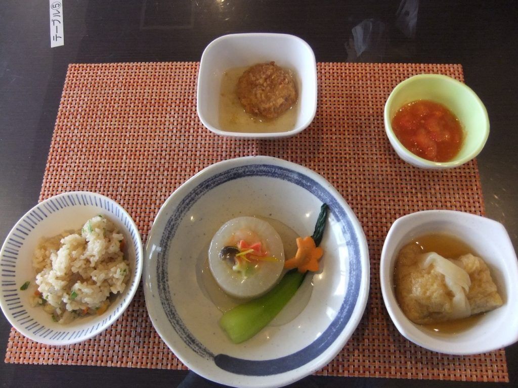 炊き込みご飯と大根の煮物のセット