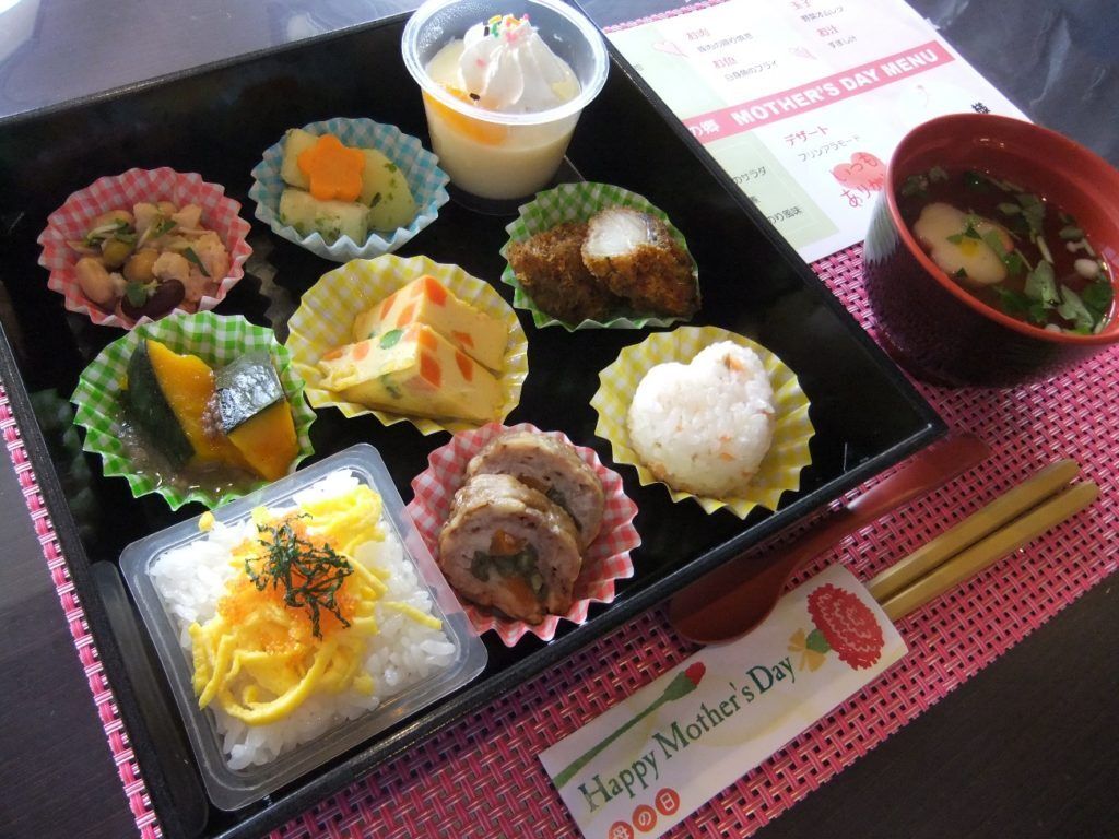 ちらし寿司や野菜の煮物、プリンのデザートが付いた特別食