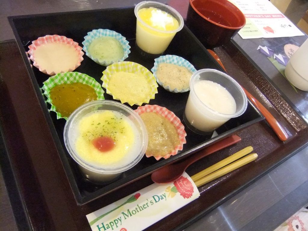 主食や副菜デザートまで、ペースト状にした介護食