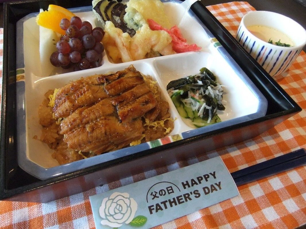 天ぷら盛り合わせとウナギご飯、フルーツのデザートが付いたメニュー
