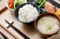 焼き魚と野菜サラダにご飯と汁物がセットになった和食