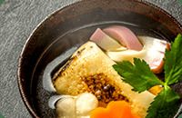 かまぼこや、にんじん、三つ葉の入った雑煮