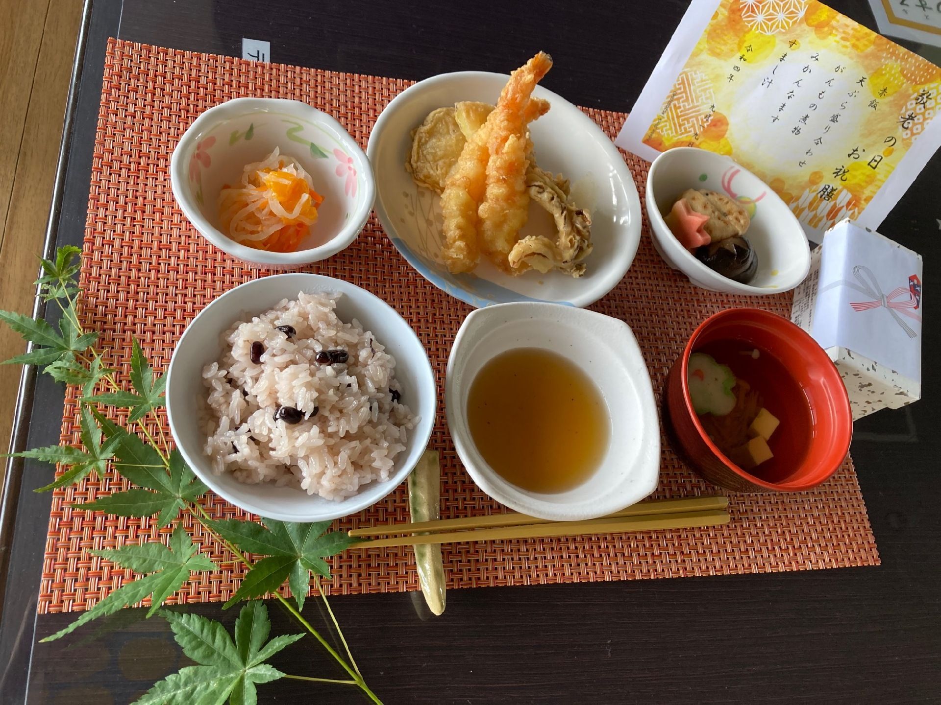 天ぷらや煮物、栗ご飯など、季節の食材を仕様した敬老の日のお祝い膳