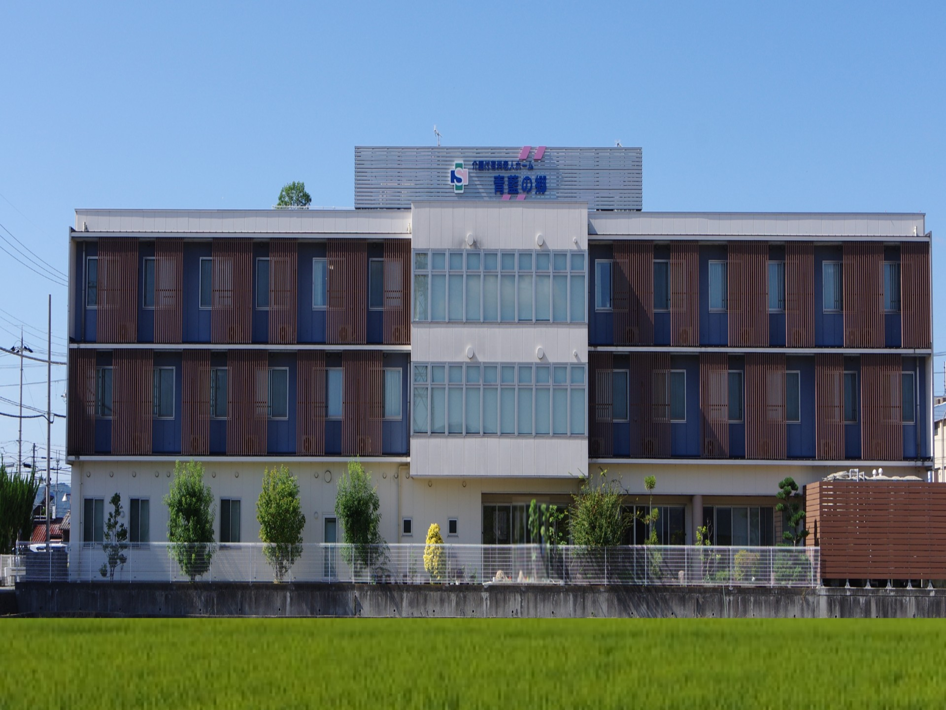 エントランスの車寄せを通過すると、駐車場が多数設置されている。広々としているので、出入りが楽にできる。