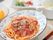 ある日の昼食のメニュー。スパゲティナポリタンとサラダ、スープ、季節の果物も添えられていて、目にも鮮やかな一品