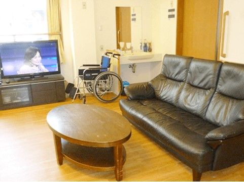 テレビの前にソファセットが置かれている談話室の一角