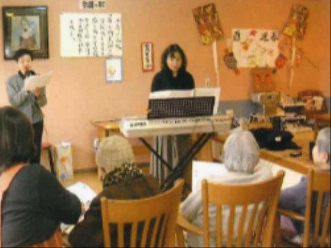 音楽に合わせて歌を歌うイベントに参加する入居者の皆さん