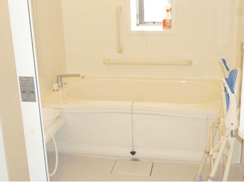 浴室はとてもきれいに清掃がなされている。白が基調の壁と窓もついており、とても明るい空間になっている。