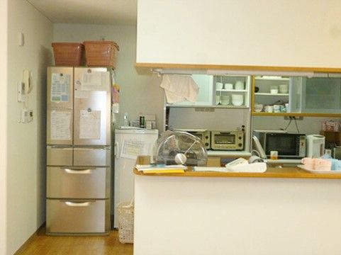 キッチンは対面式になっており、いつでも向こう側の入居者様の顔を見ることができる。お手伝いもお願いしている。
