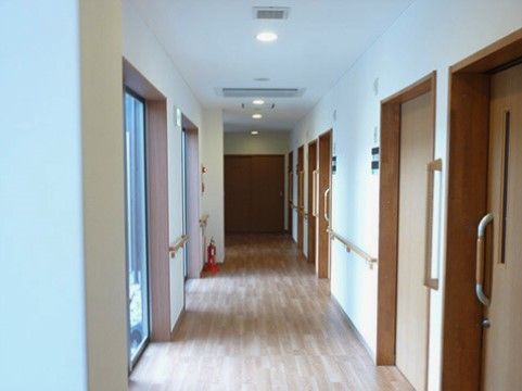 廊下は直線になっており、手すりも完備している。安全に歩行できるように、各部屋に入る扉は引き戸タイプにしてある。
