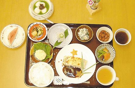 食材を星形にくりぬいたり飾り葉を使った、見た目にこだわりのある特別食