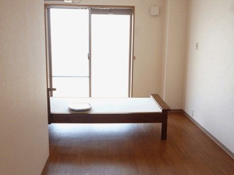 入居者様のプライバシーの観点から居室は個室を完備している。ウォールナット色の床とまどから差し込む光がとても雰囲気を出している。