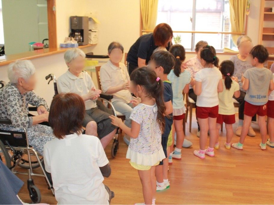交流する多世代の集い場